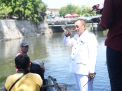 Berpakaian Dinas Upacara, Wakil Walikota Armuji Tanggapi Keluhan Warga Perihal Sampah