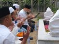 Sebelum Coblosan, Eri Cahyadi Berzikir di Makam Sunan Ampel