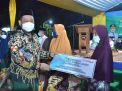 Kunker ke Bawean, Bupati Gresik Bagikan Ribuan Bantuan Non Tunai