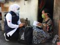 Blusukan di Kampung 1001 Malam Surabaya, Gubernur Jatim Khofifah Indar Parawansa Tebar Paket Sembako