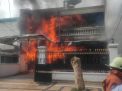 Kebakaran Hebat Dekat Tugu Bambu Runcing, 4 Orang Sempat Terjebak Api