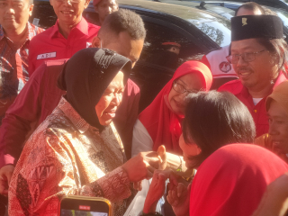 Bawa Jargon Resik-resik Jatim, Risma: Banyak Orang Tua di Jatim Tidak Bisa Bayar Sekolah