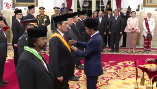 Jokowi Anugerahkan Tanda Kehormatan 64 Tokoh, Ada Megawati Nggak? Simak Daftar Lengkapnya