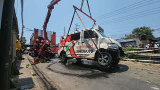 Insiden Feeder Wira Wiri Suroboyo Tercebur Sungai, Dishub: Ingin Hindari Pengendara R2 yang Menyalip