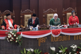 Anik Maslachah dan Wara Sundari Reni Pramana Jadi Ketua dan Wakil Ketua DPRD Jatim Sementara