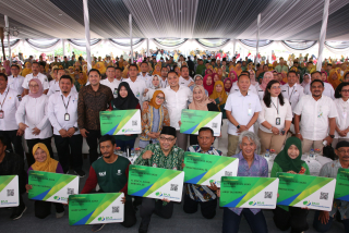 Keren! Eri Cahyadi Serahkan BPJS Ketenagakerjaan kepada 22.935 Warga Pelayan Masyarakat