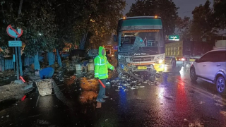 Sopir L300 Tewas Usai Tabrakan dengan Bus Putra Mas di Jalur Babat-Lamongan, Kondisi Pick Up Mengeri