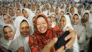 Ribuan Santri Darul Ulum Jombang Doakan Risma-Gus Hans Menang di Pilgub Jatim 2024