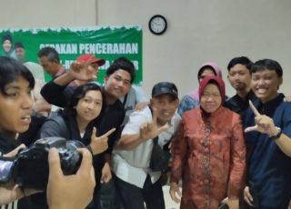 Pilgub Jatim 2024: Risma Cerita Pendidikan Gratis dan Penutupan Dolly di Lamongan