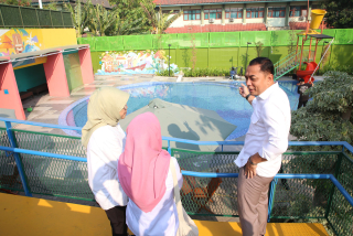 Tinjau Kolam Renang Jambangan, Eri Cahyadi: September ini Dibuka
