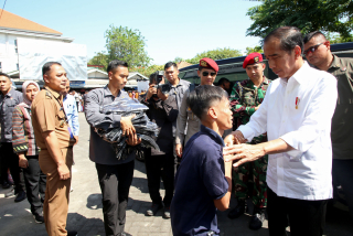 Presiden Jokowi Apresiasi Stabilitas Harga Pangan di Pasar Soponyono Surabaya