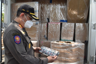 Operasi di Jembatan Suramadu, Petugas Gabungan Ungkap Penyelundupan Jutaan Rokok Ilegal