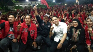 Kampanye Akbar, Massa Pendukung Siap Antarkan Risma-Gus Hans dan Eri-Armuji Menang Tebal