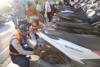 Razia Parkir Liar di Surabaya, 2 Jukir Diamankan dan Puluhan Motor Digembok