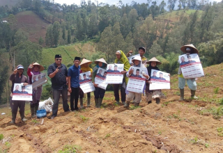 Jumpai Petani Lereng Gunung, Relawan Laskar Pemuda Agung di Probolinggo Kenalkan Visi Misi ZR