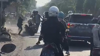 VIDEO VIRAL, Aksi Carok di Jalan Raya Bunder-Gresik hingga Polisi Turun Tangan