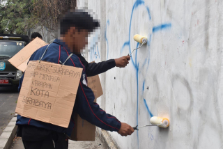 Dua Pemuda Ditangkap Satpol PP Surabaya karena Lakukan Aksi Vandalisme, Ini Sanksinya
