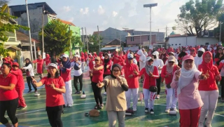 Sapa Warga Tandes, Ning Rini Ajak Ibu-ibu Coblos Risma-Gus Hans dan Eri-Armuji