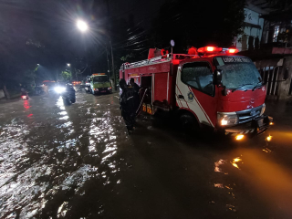 Baca juga : Hujan Deras dan Angin Kencang Landa Surabaya, Pemkot Kerahkan 25 Unit Mobil Damkar Tangani Banjir