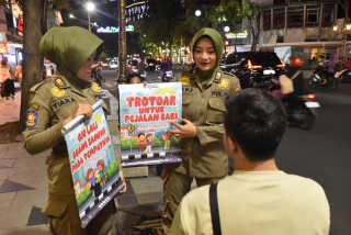 Satpol PP Surabaya Sosialisasikan Perda Trotoar, Bukan Tempat PKL dan Parkir