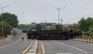 Truk Trailer Terguling di Jembatatan Trosobo Sidoarjo, Arus Lalu Lintas Terganggu
