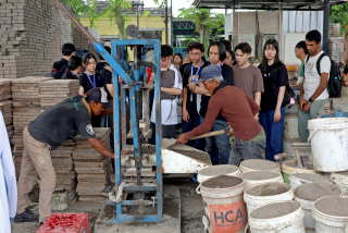 Kunjungi Surabaya, Mahasiswa Singapura Terpana Lihat Program Rumah Padat Karya