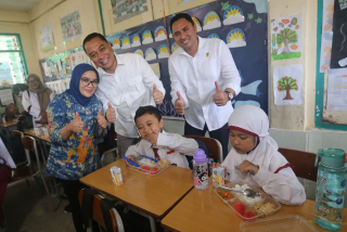 Eri Cahyadi Puas dengan Makan Bergizi Gratis Perdana di SD dan SMP Surabaya, Ini Sebabnya