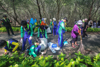 Peringati HPSN 2025, Surabaya Gelar Aksi Bersih Mangrove di KRM Gunung Anyar