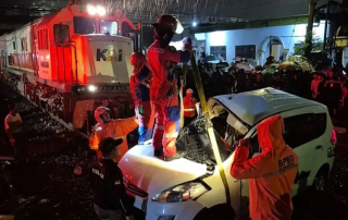 Baca juga : Mobil Ertiga Ringsek Tertabrak Kereta Api di Tambak Mayor Surabaya, Begini Kondisi Penumpangnya