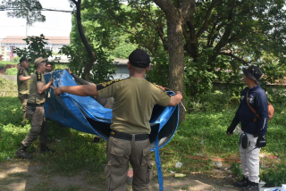 Satpol PP Surabaya Obrak 129 PKL di Kaki Jembatan Suramadu