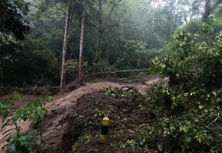 Baca juga : Longsor di Jalur Wisata Pacet-Cangar, 2 Mobil Tertimbun, 1 Tewas