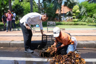 Eri Cahyadi Pimpin Pembersihan Kota Surabaya Pasca Aksi Massa di Surabaya