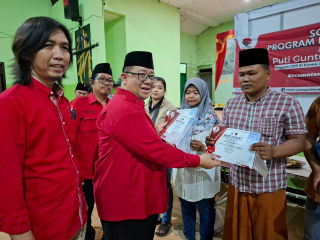 PDIP Bagikan Bantuan Dana Pendidikan PIP kepada Keluarga tak Mampu di Asemrowo dan Krembangan