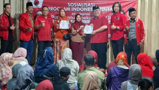 Blusukan ke Kampung-kampung, Banteng Surabaya Bagikan PIP Jalur Aspirasi Mbak Puti