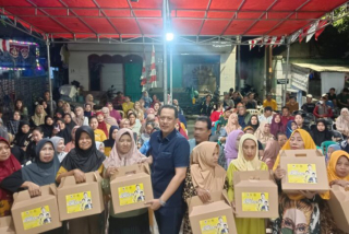Golkar Surabaya Salurkan Beasiswa PIP Sambil Bagi-bagi Sembako