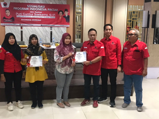 Giliran Warga Sukolilo Kebagian Dana Pendidikan PIP, Eri Irawan: Ini Kerja Kerakyatan PDIP