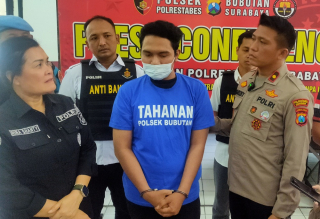 Baca juga : Modal Foto Editan,  Arek Asemrowo Surabaya Kencani 11 Cewek, Lalu Gasak Barang Berharganya