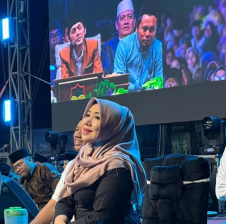 Hadirkan Gus Iqdam, Senator Ning Lia turut Hadir di Pengajian Mahabbarosul Jombang