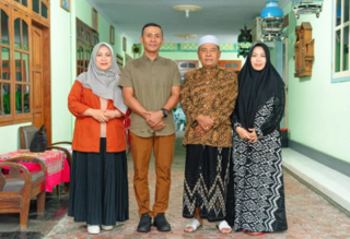 Baca juga : Pindah Tugas ke Bandung, Kolonel Inf. La Ode Muhammad Nurdin Pamit kepada Pengasuh Nurul Qarnain