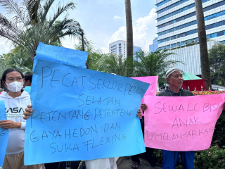 Warga Jakarta Geruduk Balai Kota! Seklur Petojo Flexing Mewah, Desak Febriwaldi Dipecat