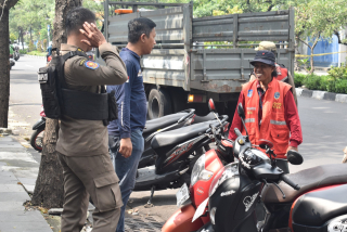 Pemkot Surabaya Tertibkan PKL dan Parkir Liar di Jalan Dharmawangsa hingga Jalan Semarang