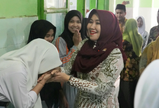 Bunda Lia Datang, SD Bustanul Huda Surabaya Riuh Saat 83 Siswa Terima PIP