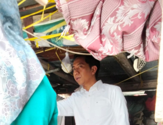 Eri Irawan Tinjau Renovasi Rumah Ibu Wakilah di Mulyorejo, Penerima Bantuan Program Dandan Omah