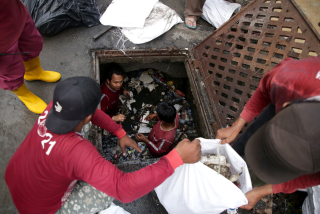 Sampah Masalah Utama Banjir Surabaya, Satgas DSDABM Siaga 24 Jam