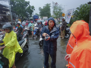 Genangan di Jalan Tanjungsari Akibat Banyak Bangunan Berdiri di Saluran Air, Wali Kota Eri Minta Dibongkar