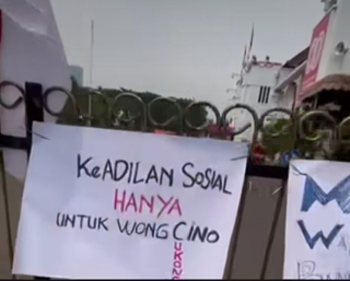 Baca juga : Aksi Surat Ijo di Balai Kota Memanas, Anggota DPRD PSI Josiah Michael Sesalkan Tulisan Bernuansa SARA