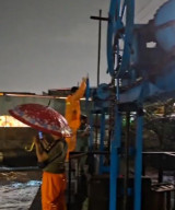 Camat Sukomanunggal Turun Langsung Buka Pintu Air, Banjir di Kawasan Pasar Simo Berangsur Surut