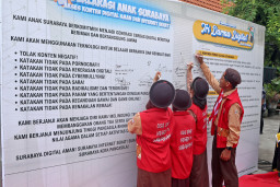 Batasi HP di Sekolah, Pemkot Surabaya Fokus Bentuk Karakter dan Disiplin Siswa