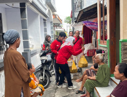 Turun ke Rakyat, PDI Perjuangan Kota Probolinggo Bagikan 150 Nasi Kotak dalam Rangka HUT ke-53 Partai