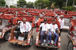 Perkuat Ekonomi Warga, Pemkot Surabaya Salurkan 200 Becak Listrik Bantuan Presiden Prabowo